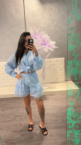 💙 Coordinato Sangallo Celeste – Camicia Oversize & Shorts Volant