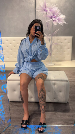💙 Coordinato Sangallo Celeste – Camicia Oversize & Shorts Volant